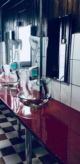 Хостелы Flamingo Costinesti Костинешти Кровать в небольшом 4-местном общем номере для мужчин и женщин - Общая ванная комната-16